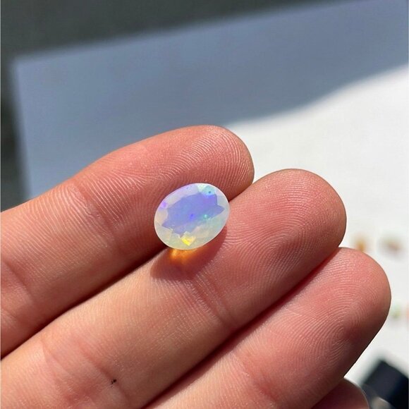 2 carat Welo Opal - Oval Cut - Picture 9 of 9